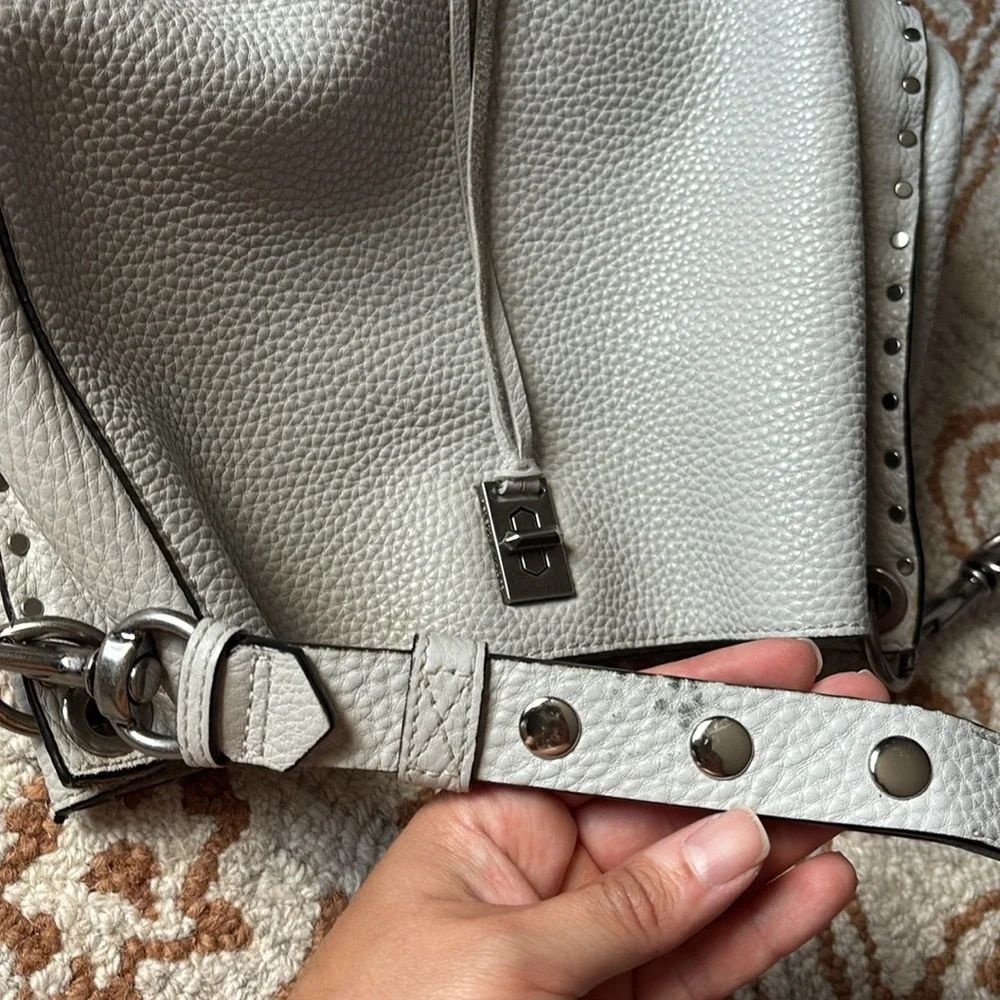 🤍🩶REBECCA MINKOFF Darren Shoulder Bag in Putty